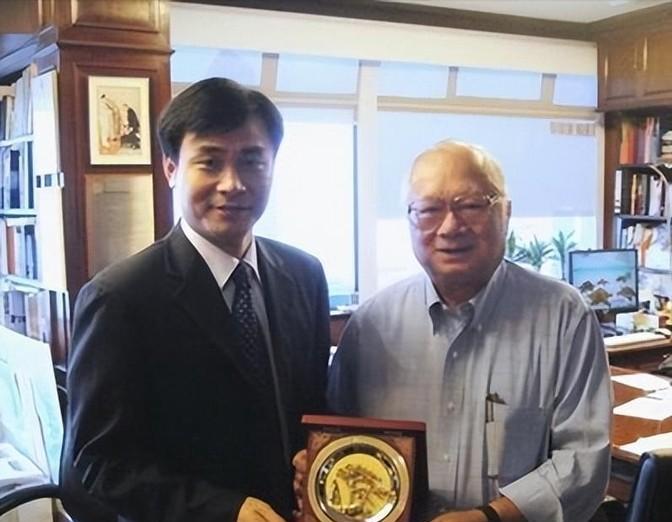 90年代，香港富商斥巨资建成了虎门大桥，他豪言：“等收回成本30亿，我就把这桥捐