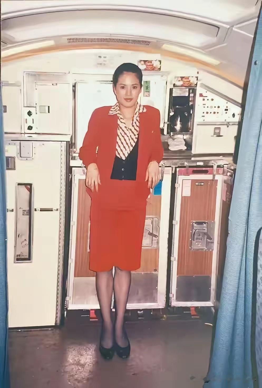 刷到一张李若彤当空姐的照片，虽然当时的李若彤才22岁，但是颜值和气质看上去也都很