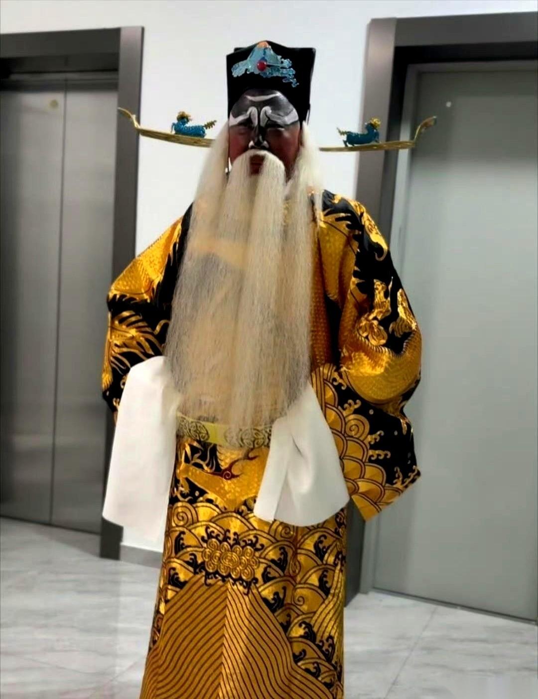 孟鹤堂那件金蟒，就这么明晃晃地穿在了老郭身上。照片里，师父笑得跟朵花儿似的。