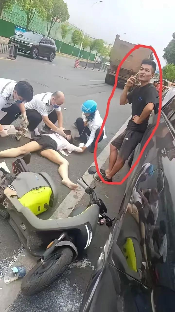 论驾车戴安全头盔的重要性。近日，江西省九江市恒盛科技园附近发生一宗车祸，一年轻女
