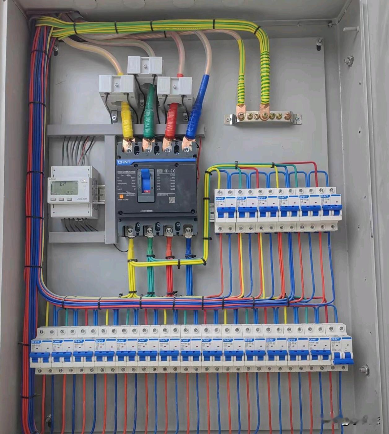 这配电箱好整洁呀