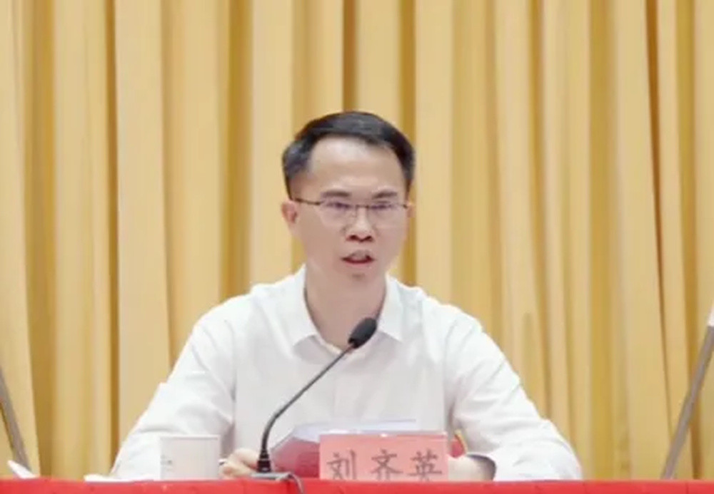珠海市香洲区原区长刘齐英, 搞投机钻营, 结交政治骗子