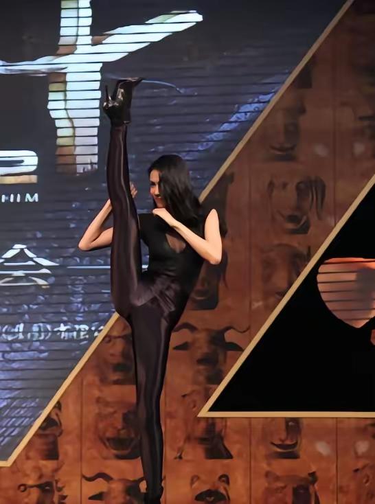 成龙在飞机上捡到的腿最长的演员