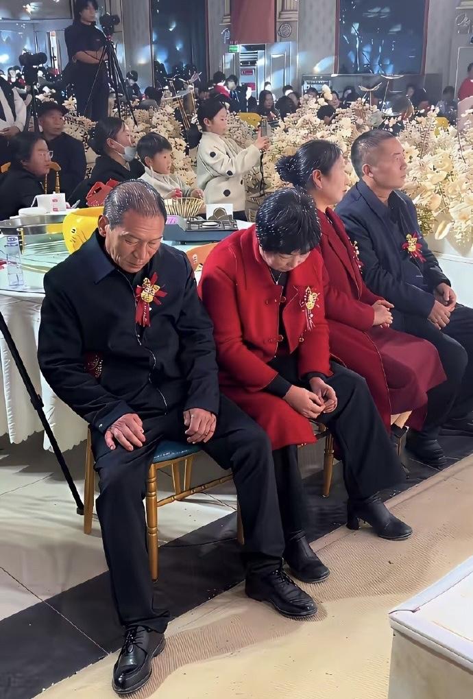 为什么结婚父母好像不太开心的样子[哭哭]