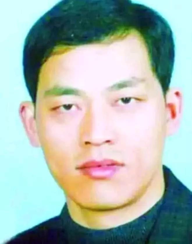 1997年8月15日，37名公安武警秘密潜入了龙合村，准备逮捕“神枪手”悍匪万光