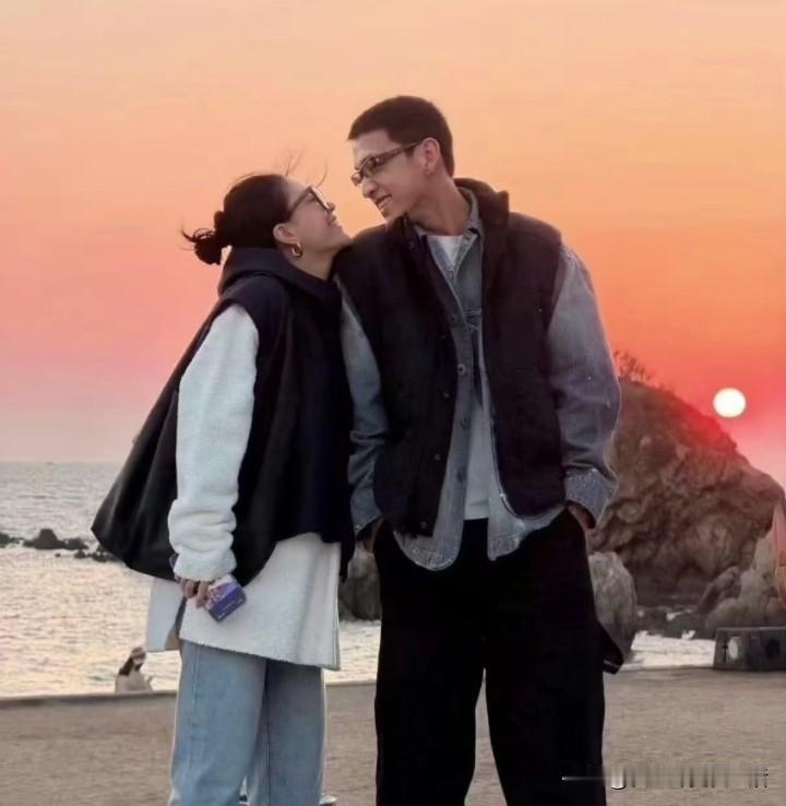 旧的不去，新的不来。离婚没多长时间的李嘉格，找了一个又高又帅的小弟弟，两个人相