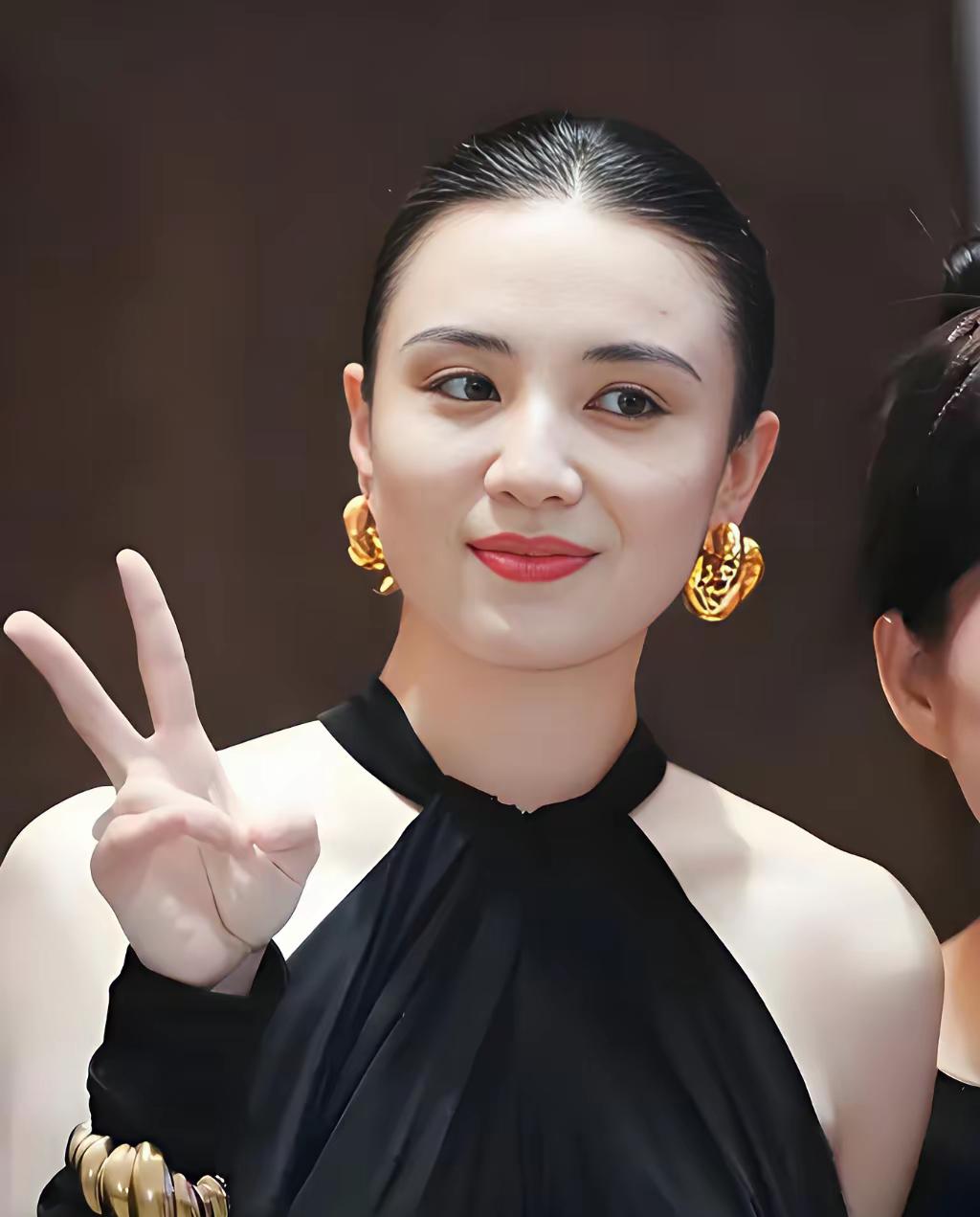 宋佳开心的睡不着了，做梦都能笑醒！​她终于把杨幂、章子怡比下去了，金鸡奖最