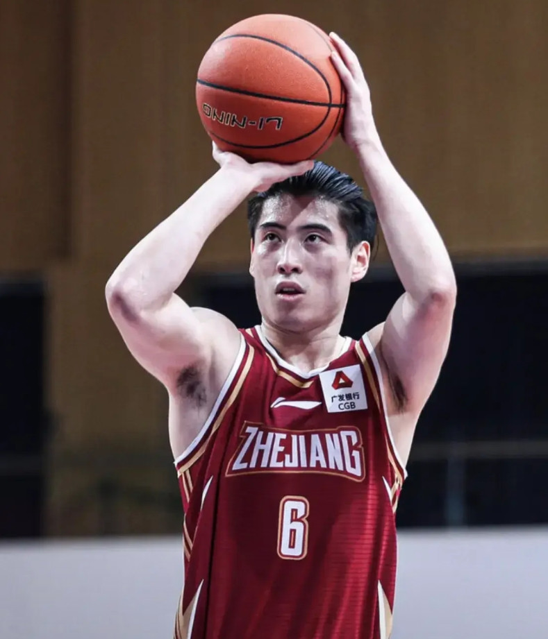 程帅澎中国男篮真大腿！程帅澎已经入选了几届国家队了！说实话已经没有太关注这名运