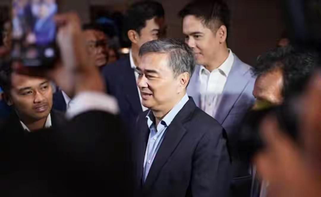 ​王者归来！泰国原总理阿皮实，这时候以​获得96%的高额选票，当选了民主党的党首