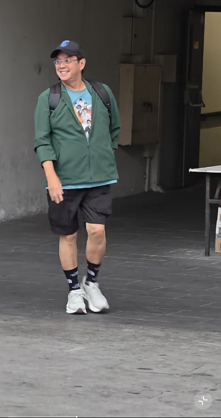 9月13日，谭咏麟香港红馆上班，这回换了一身打扮好显年轻，像40多岁的，他已经唱
