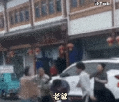 太无法无天了！江苏镇江有位男士带着老婆孩子去安徽泾县游玩。一家人把车停在桃花潭景