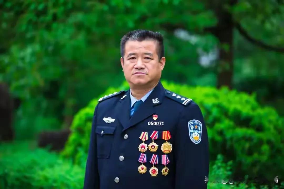 万万没想到！近40年警界英模、新余市公安局交警支队原二级高级警长郭峰主动投案！二级高级警长对应公务员