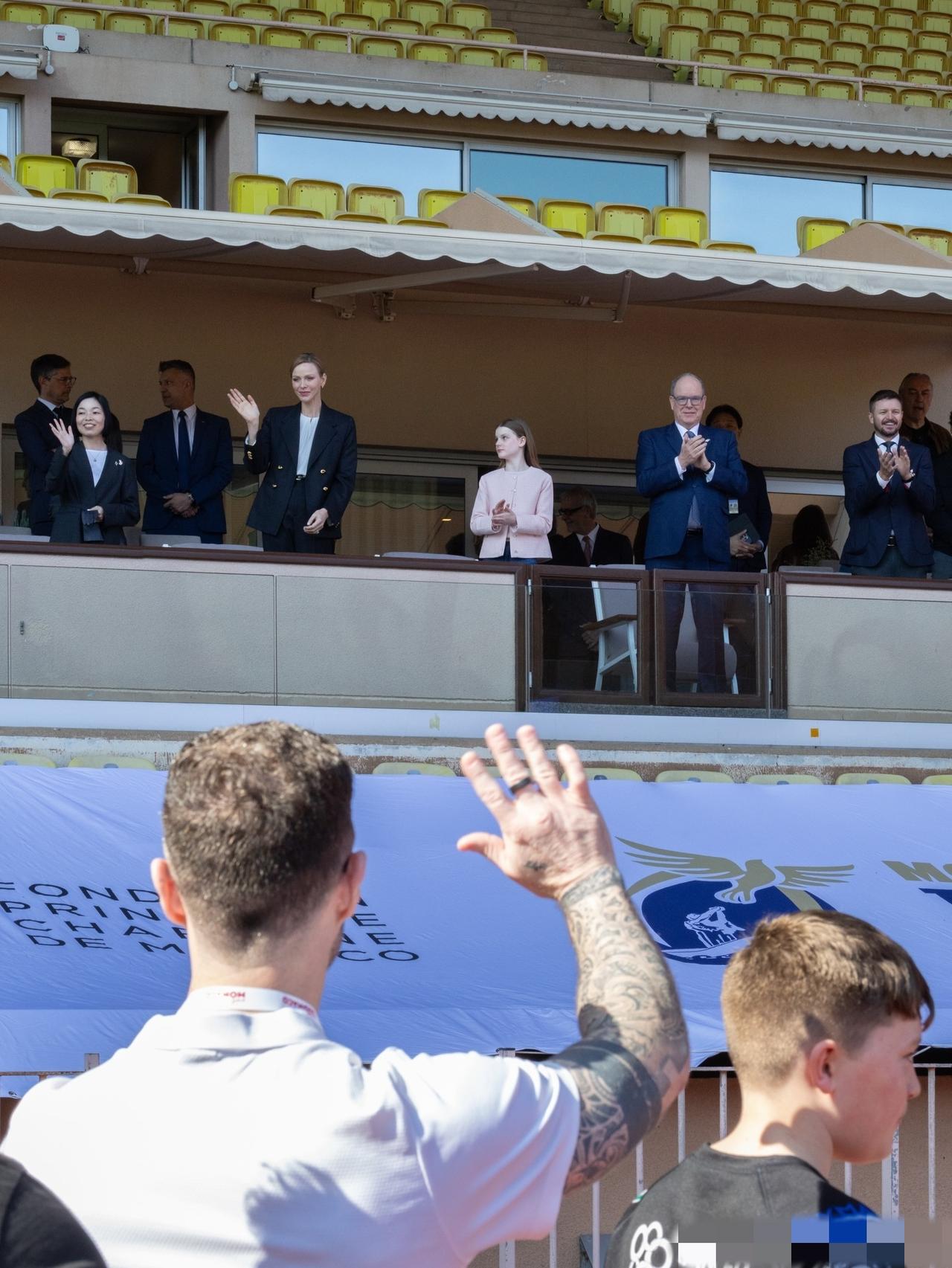 女大十八变，不到18岁一样可以亭亭玉立！当地时间3月20日，摩纳哥亲王阿尔贝二