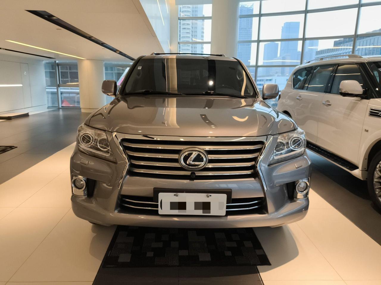 唯一一款没有假大哥的车，雷克萨斯LX570。相对比路虎揽胜的老改新，以及奔驰大