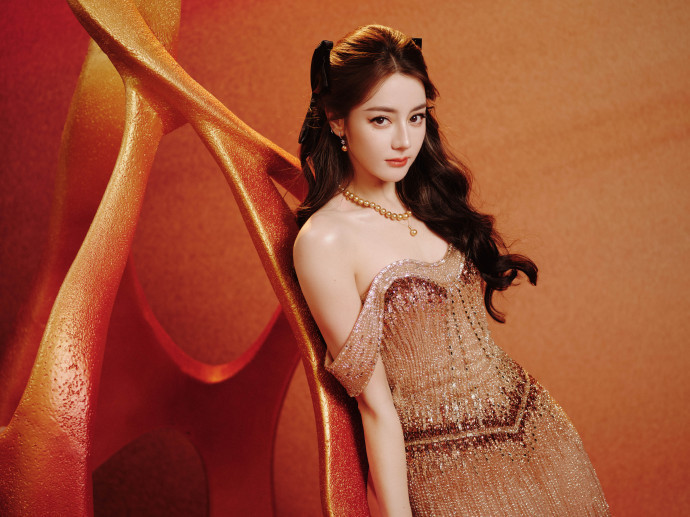 迪丽热巴裙子里面是牛仔裤美女怎么舒服怎么来呀，裙子里穿牛仔裤很方便不容易走光谁