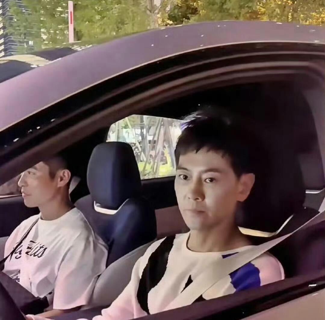 年轻时的林志颖确实是帅的惊为天人的一个大帅哥，但现在老了也没有扛住岁月的无情，看