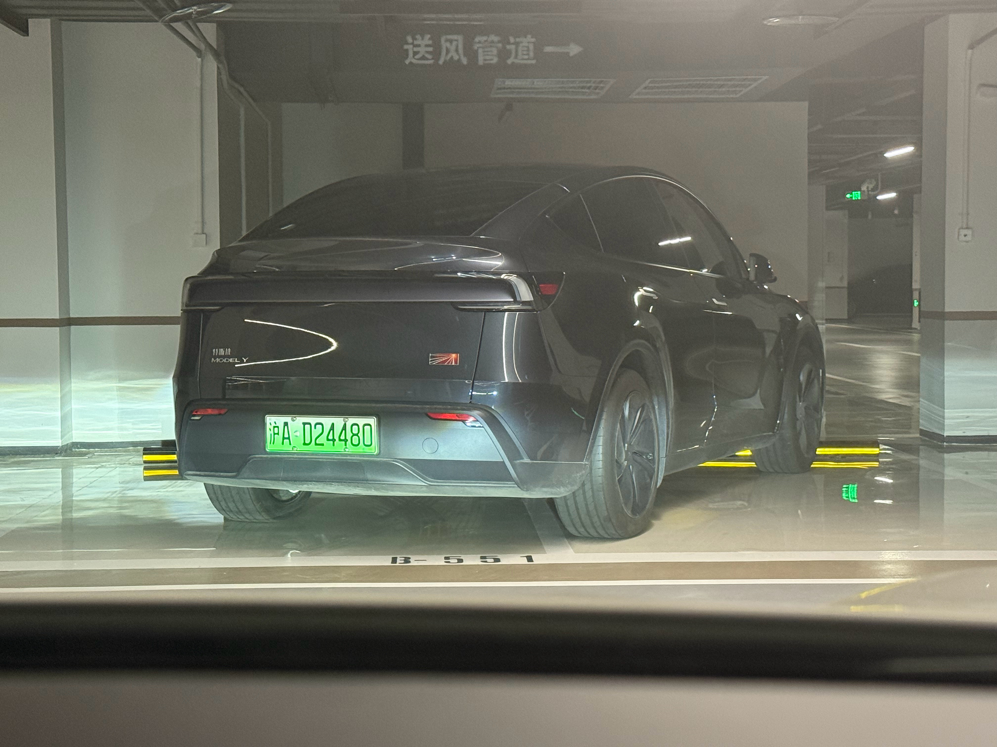 车牌不打码了占两个车位，这么急吗？没素质​​​