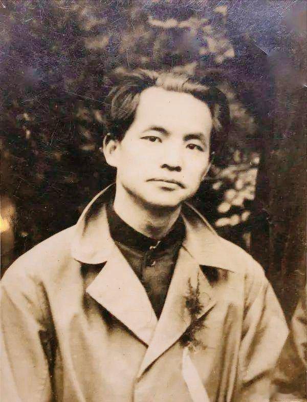 1908年，湖南宜章，年仅15岁的邓中夏被父亲叫回家，说是要办一件大事。他稀里糊