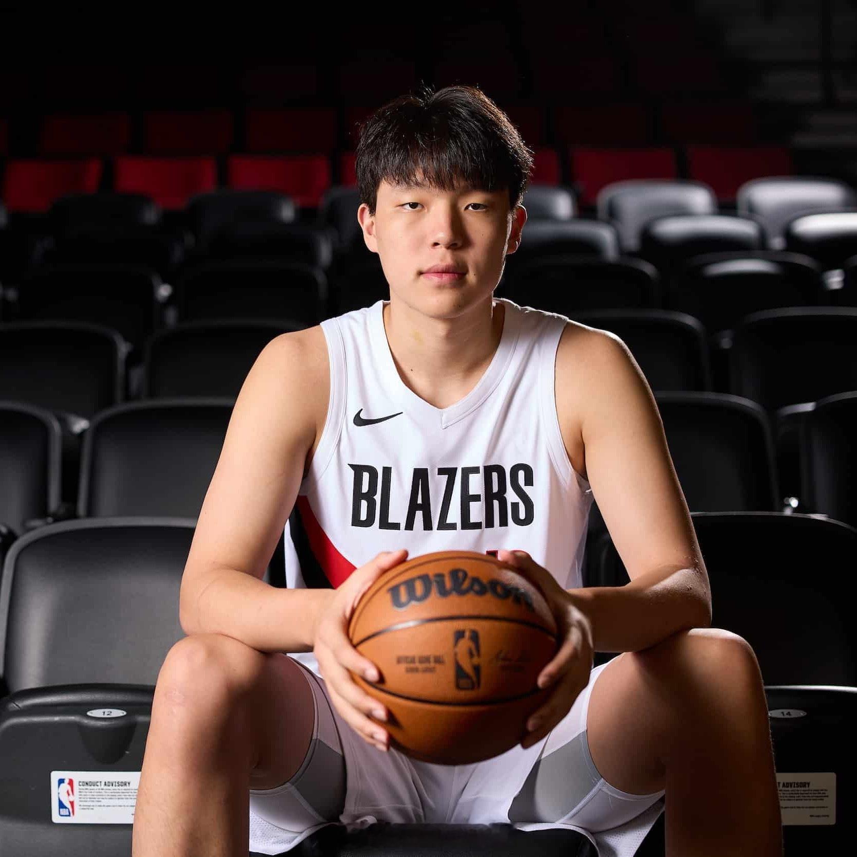 杨瀚森正式确认，将代表中国男篮出战7月世界杯预选赛第三窗口期。这是他在NBA新秀
