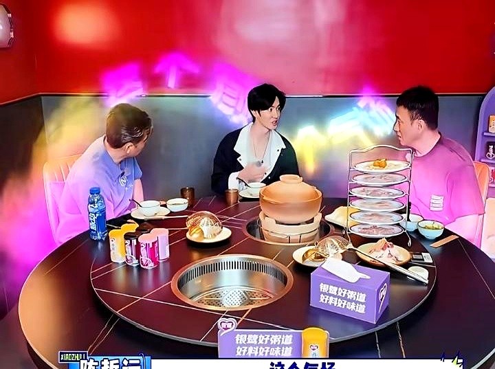 陈哲远送的礼物，胡军和李乃文打开一看，脸上的表情太有意思了。衣服上印着四个大字：“助理大哥”。陈哲远