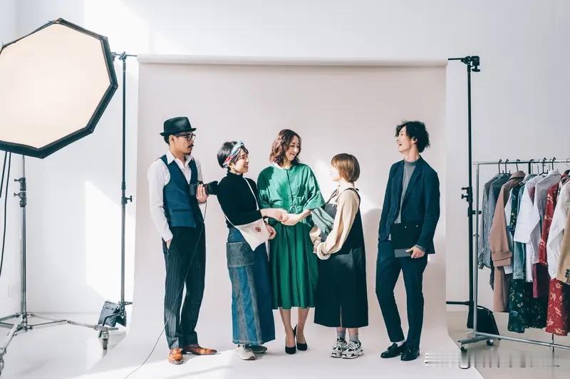 迪丽热巴的努力工作照太让人惊艳了！24日，工作室晒出的那组随拍照，她穿黑色背心搭