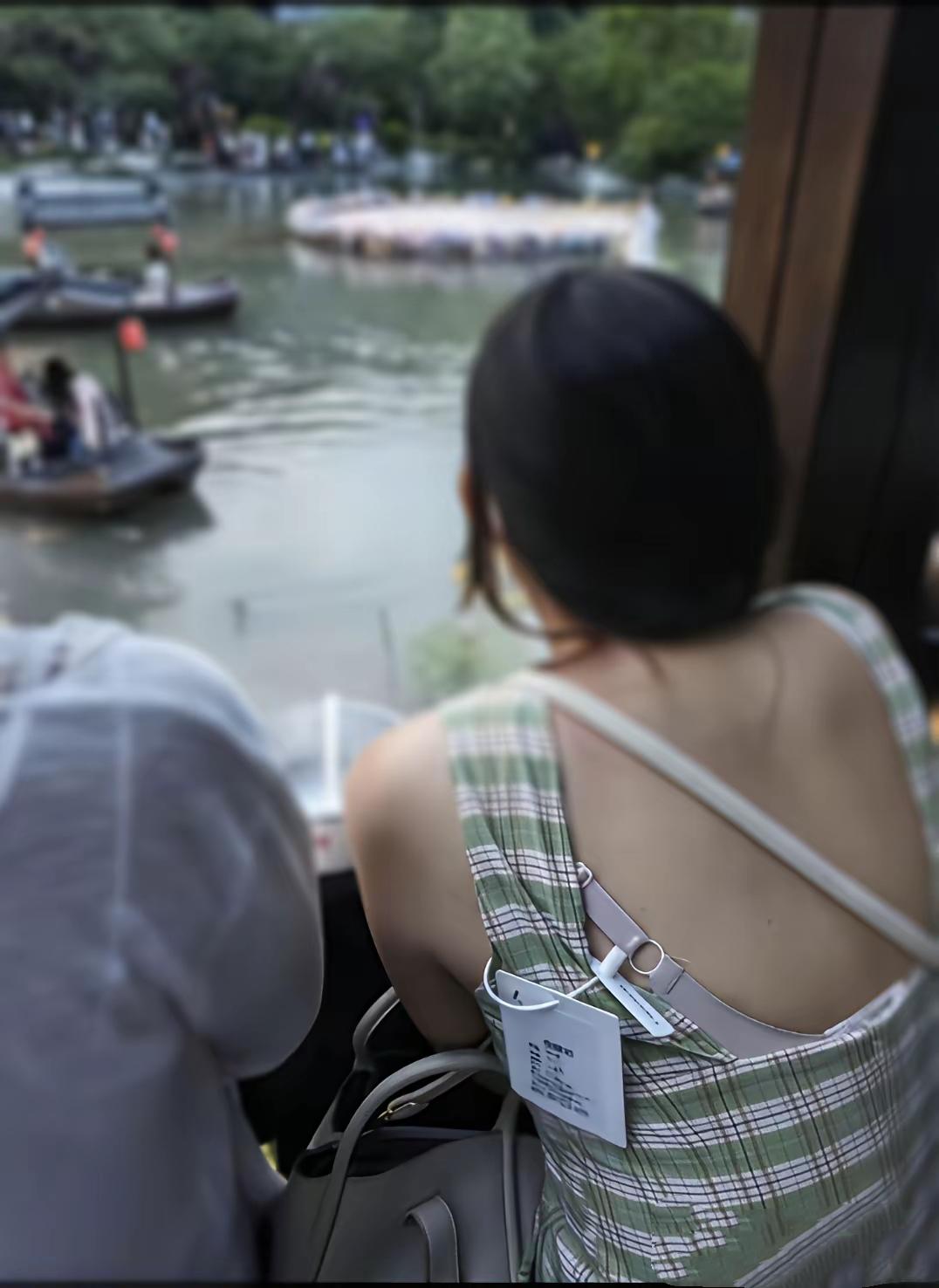硕大吊牌挂在身上逛街打卡，靠着七天无理由免费穿搭拍照，这种白嫖式网购早已