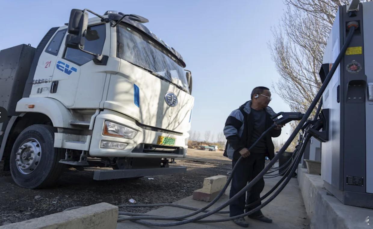 【中国的柴油卡车正在向电动卡车转型，可能会改变全球液化天然气和柴油需求】（美联社