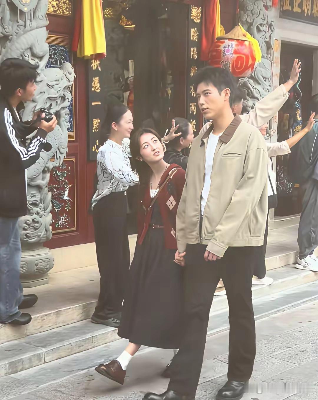 知道的是演情侣，不知道还以为是爸爸带女儿，哪个人才让张子枫来演偶像剧的啊……​