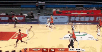 郭艾伦这次能撑得过去吗？多角度看郭艾伦受伤瞬间！郭艾伦持球突破，在杀入篮底，准