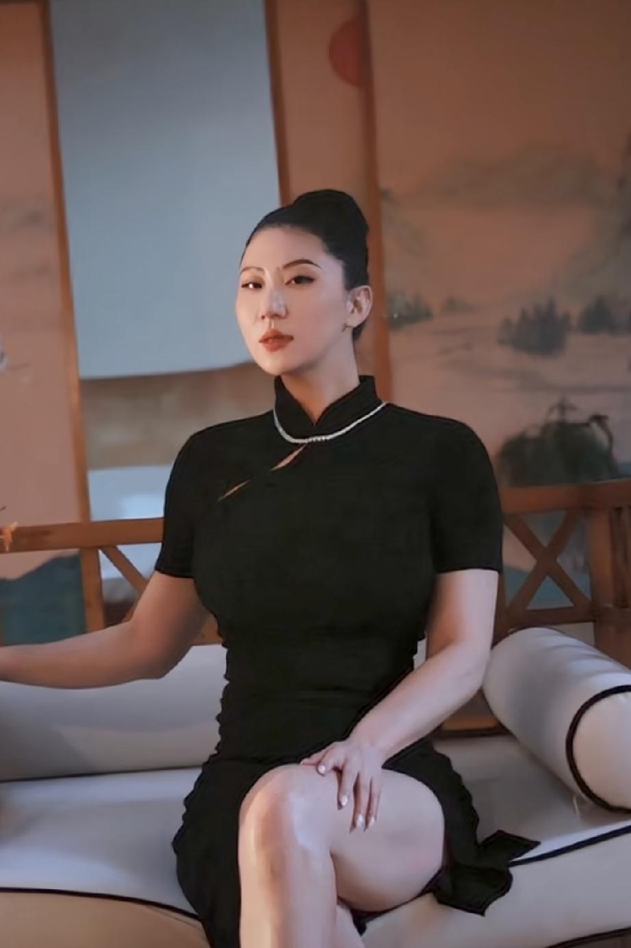 谢贤前女友说自己不想出门如果笑的话，别人会说她这么快就高兴，不笑的话又要说她