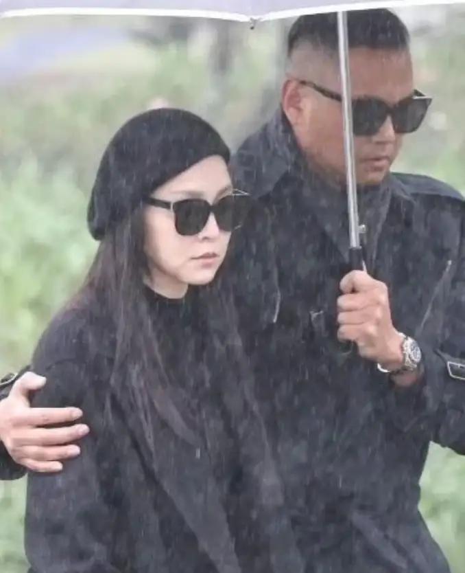 大S雕像揭幕现场星光云集，真情与义气尽数显现。吴佩慈、范晓萱、阿雅、范玮琪、陈建