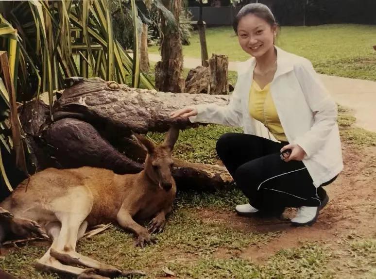 张艺谋的妻子陈婷18岁时的素颜照。从照片中可以看出，尽管陈婷素颜，但甜美的长相、