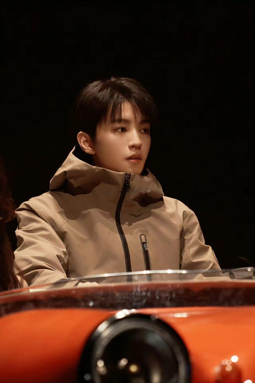 易烊千玺给王俊凯送花篮这事直接杀疯热搜！之前还传两人渐行渐远，这下全被打破。王俊