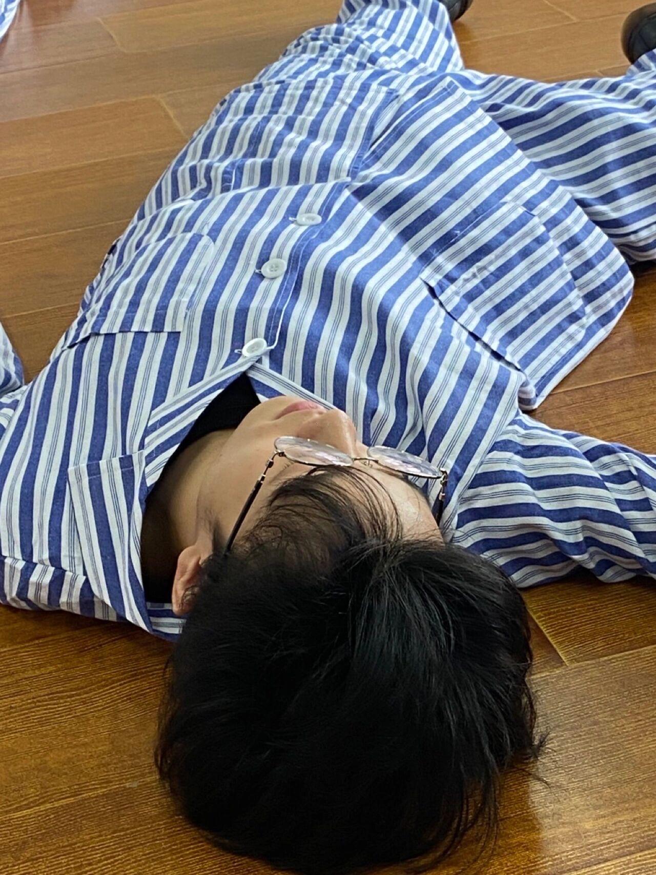上海，36岁男子在家中的客厅，趁父亲不注意，拿起家里的松肉锤，狠狠砸向父亲，导致