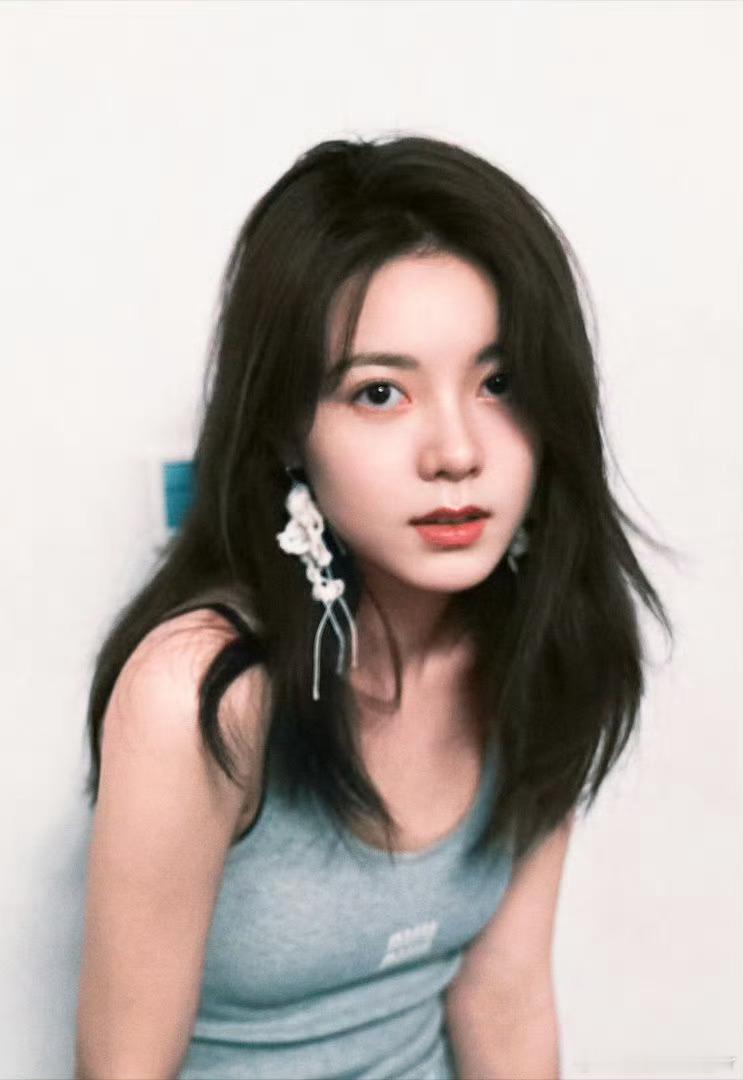 赵今麦VOGUE官宣谁来懂一个这个麦麦的时尚表现力啊啊啊太适合VOGUE了