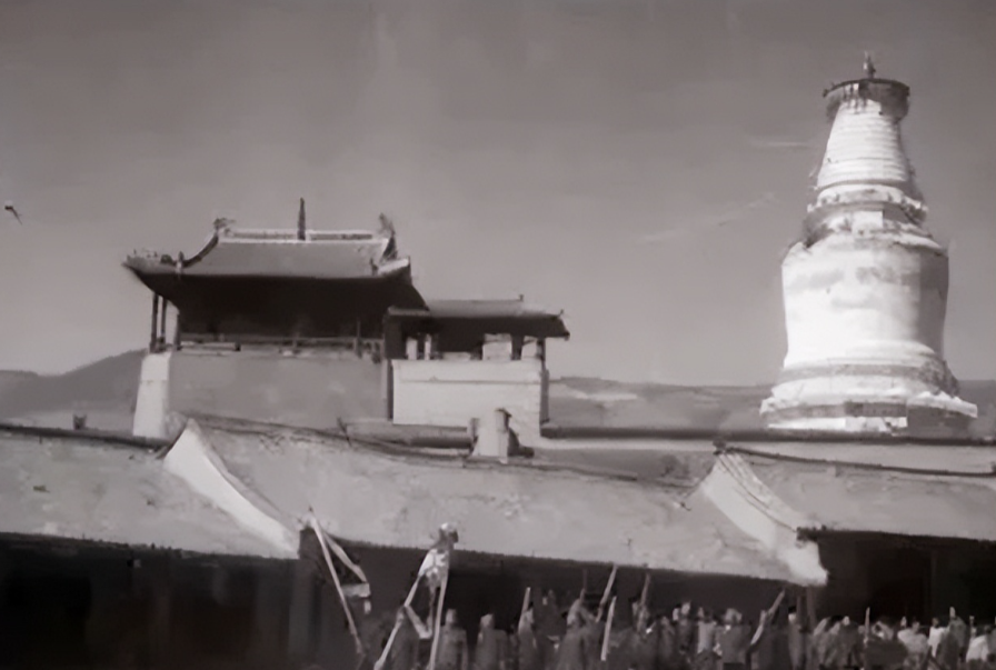 1942年，一队日军闯入广胜寺，狂妄地让方丈和所有和尚搬出寺庙，否则格杀勿论。然