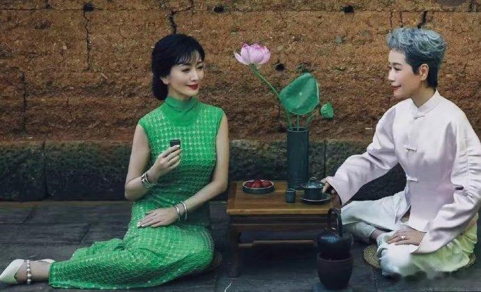 叶童那站姿，真的谁懂啊！她接受了自然白去的头发，可身姿却依然挺拔，好帅啊！​