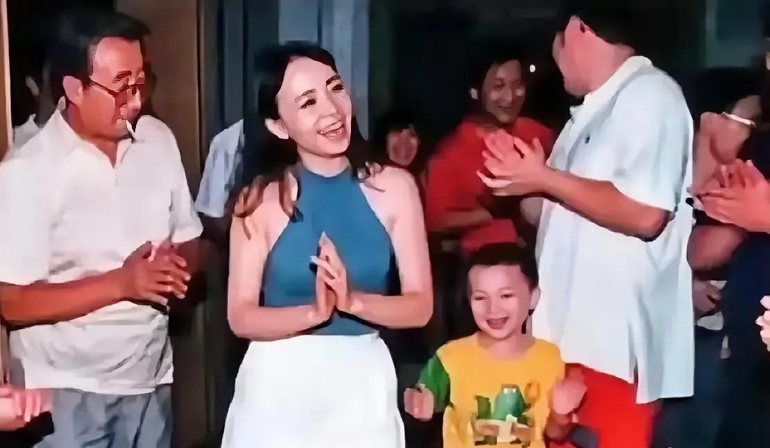 巴图的快乐，阳光，幽默，智慧，都随了老宋家，你看他那畅快开怀的样子，和身边的外公