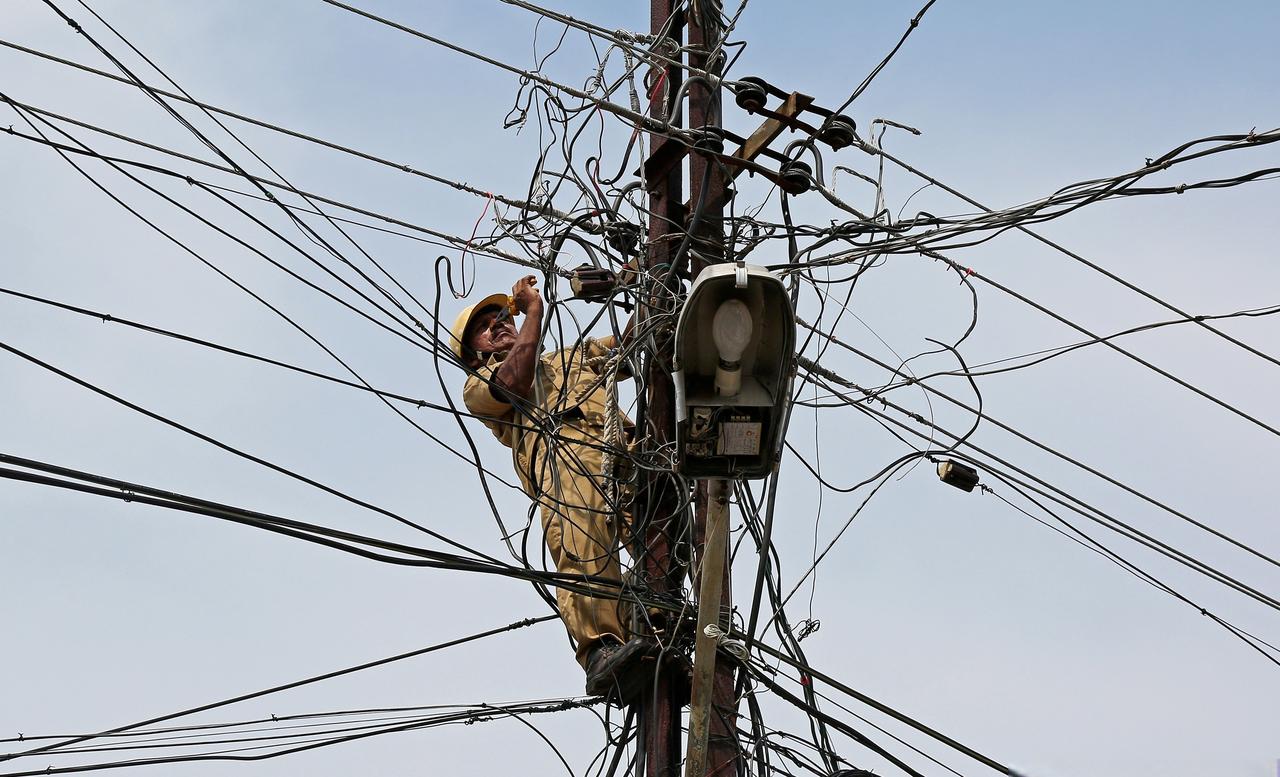 印度这回是真的扛不住了。据路透社报道，由于电力设备严重短缺导致全国项目大面积延误