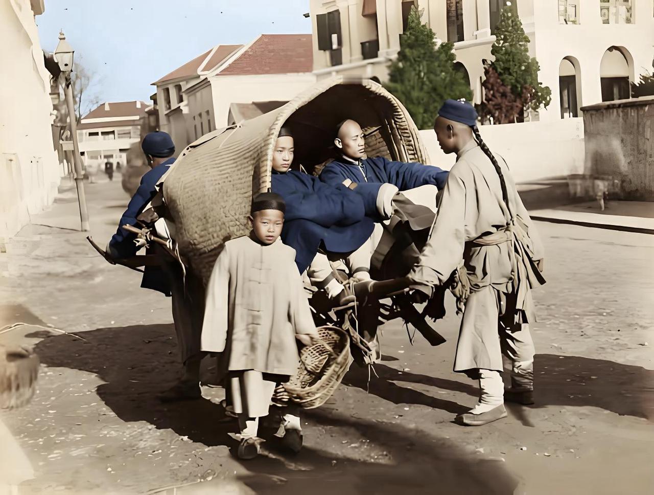 晚清街头上，一辆改装过的独轮，竹编的简陋顶棚勉强撑起，底下挤坐着几位行人，推车的