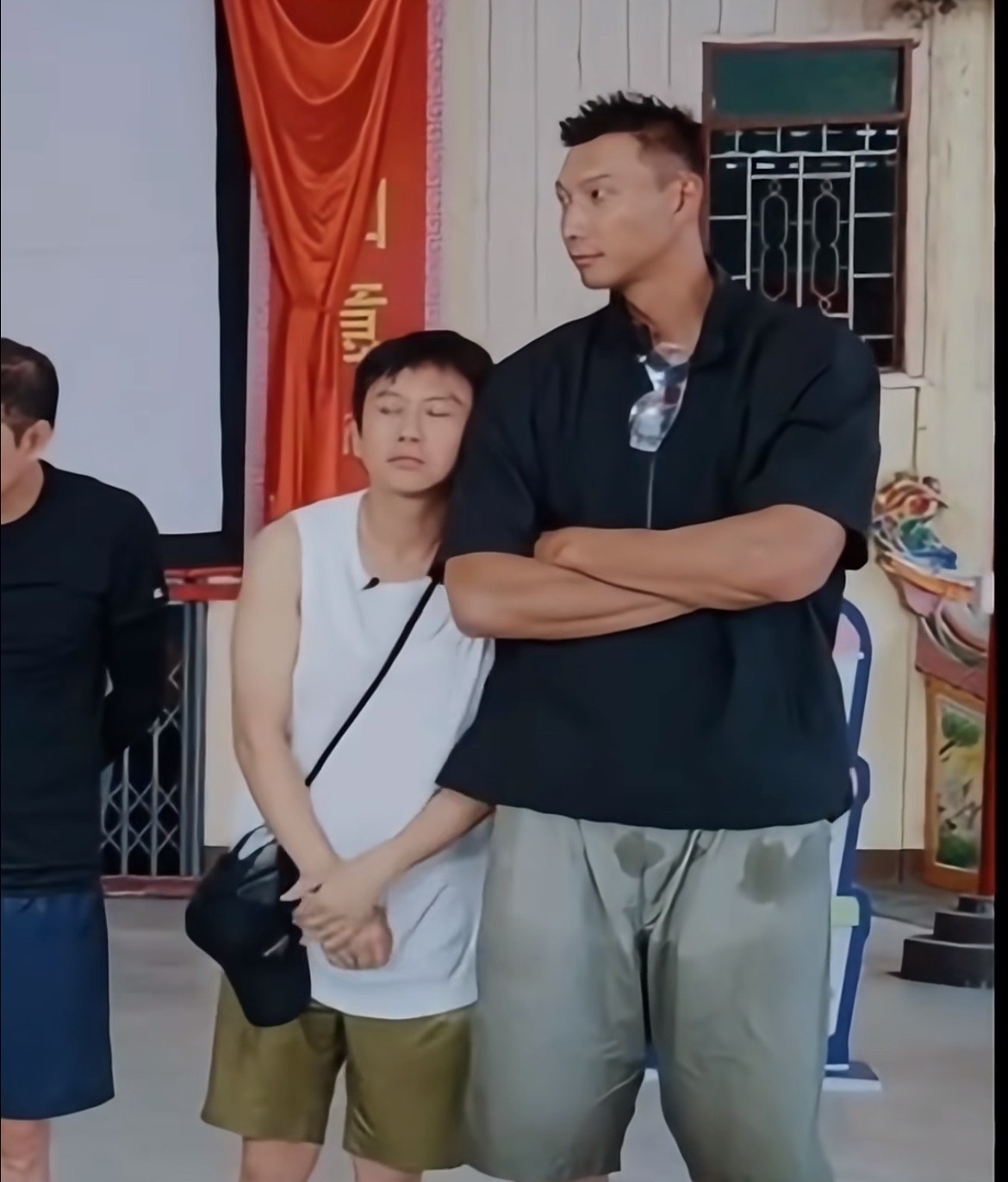 易建联对不起，虽然邓超很搞笑，但是你的裤，我很难装看不见啊！