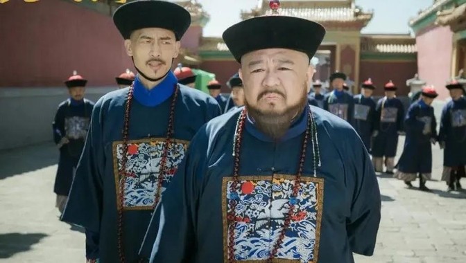 1688年，53岁的明珠大摆寿宴，他端坐正中等待鱼贯而入的朝臣来送礼。这时，御史