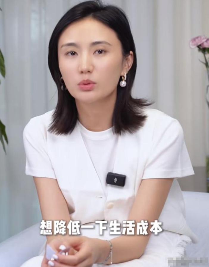 10月14日，李亚鹏与海哈金喜全平台官宣离婚，这段仅维持三年的婚姻终落幕。