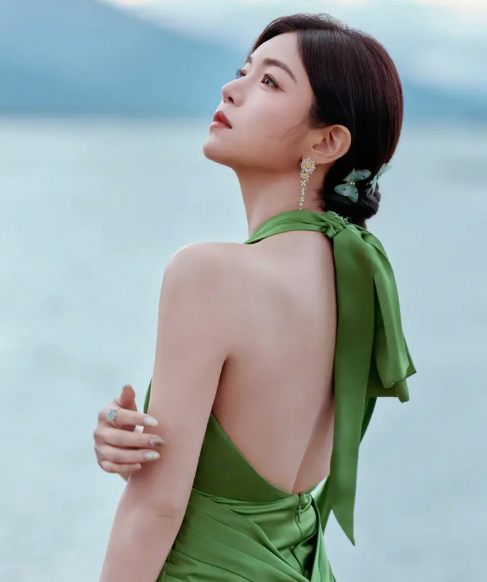 洱海边的陈妍希绿色露背裙秀出保养佳的肌肤