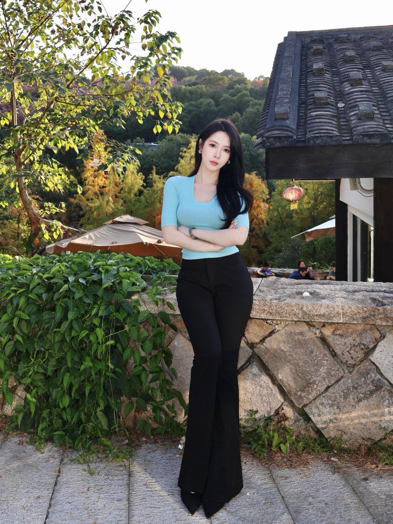 晚风吻过的檐角秋阳把金箔，铺在青瓦的纹路里她立在石墙旁时天青蓝的衫，撞