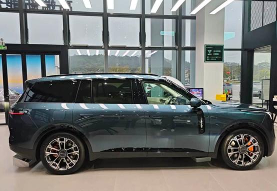 三排的车，空间到底能不能“平权”？最近在看中大型的MPV和大型SUV，家里俩娃