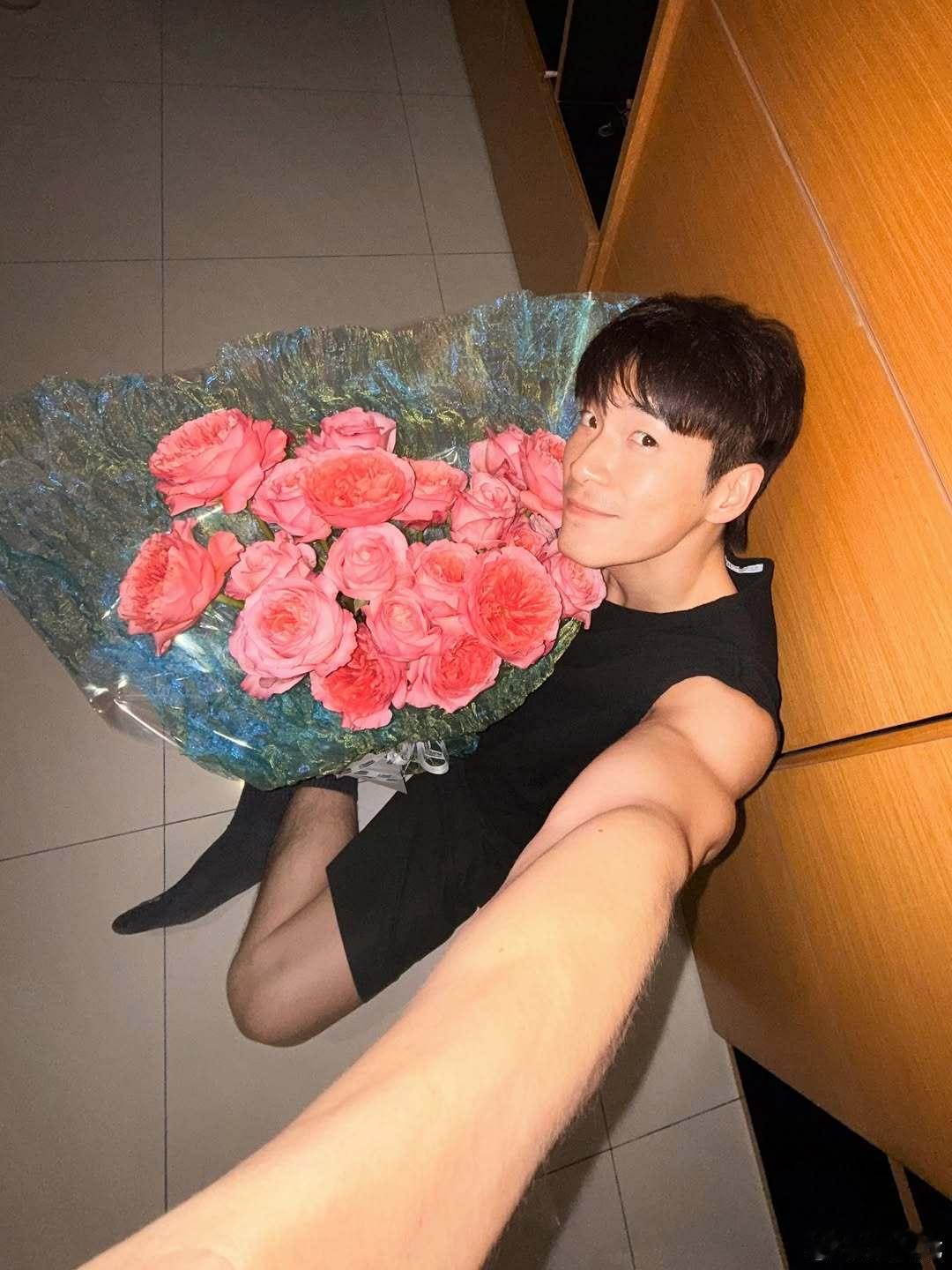 泰男星在泰国订花送到英国给女友泰星Alek和Bow过纪念日，Alek在泰国订了