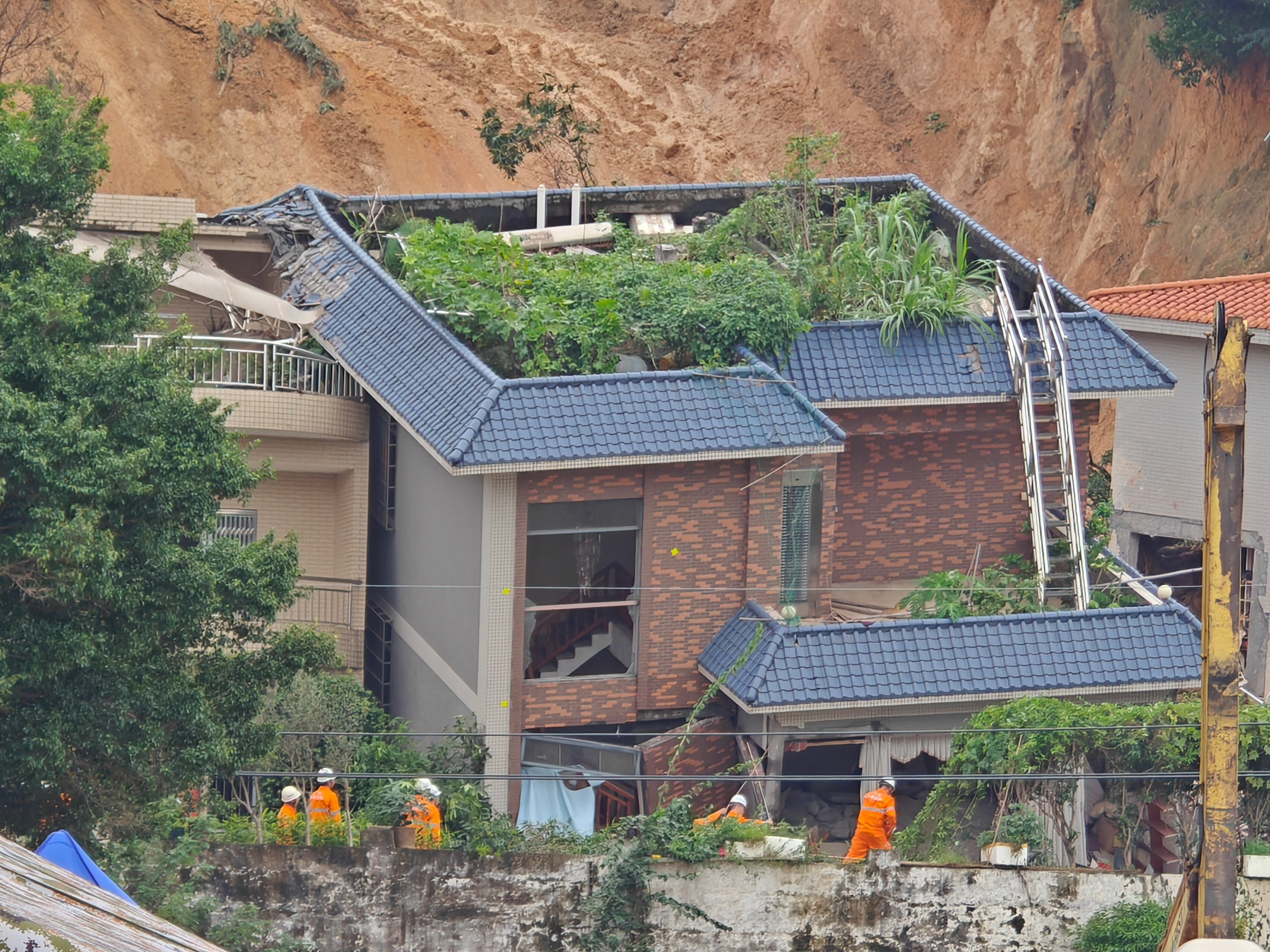 人民直击 | 超600人投入广州山体滑坡救援 已转移74名群众