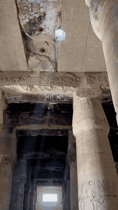 埃及神庙出现“古代法老直升机”：这真的是古老象形文字？一位游客在埃及阿拜多斯塞提