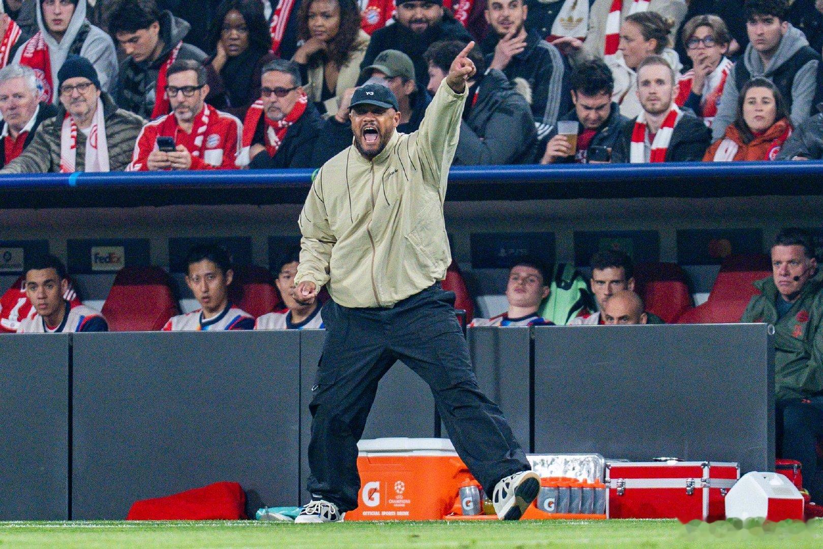 【拜仁主教练孔帕尼因为三黄被停赛一场！】他在对皇马的比赛中抗议判罚，吃到黄牌，这